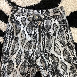 I am gia snake skin pants 🖤